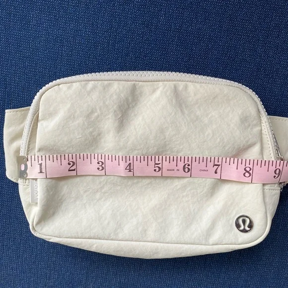 Lululemon Athletica Everywhere Belt Bag Large Cream Crossbody Bag - Picture 8 of 10